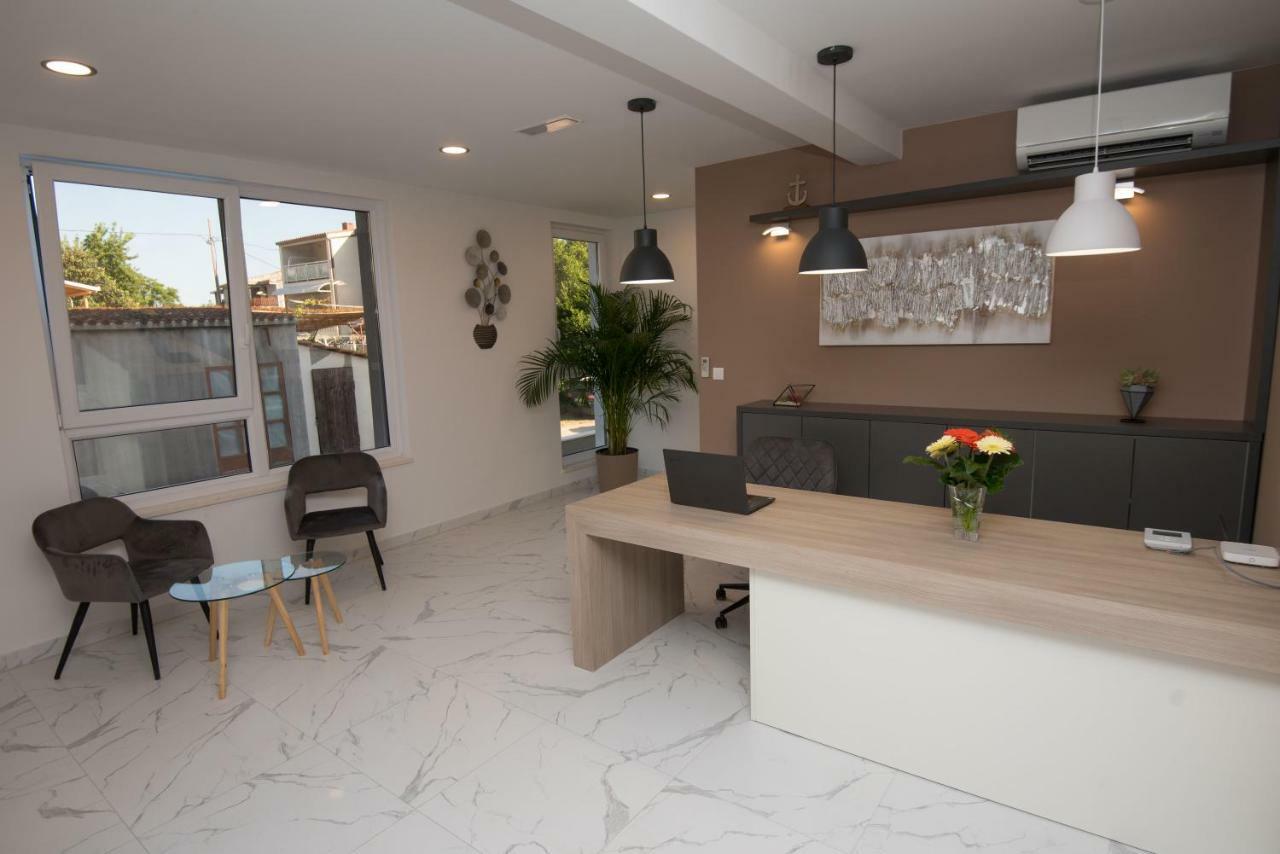 Apartments Adriatic ポドストラナ エクステリア 写真